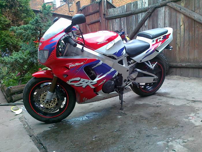 honda cbr 900rr sc28 fireblade 900 sprzedam motocykl sportowy. sprzedam honde fireblade 900. honda nie ma bocznej owiewki z prawej stronyi wgniot na baku. wazne oplaty i przegld.  wojewdztwo kujawsko-pomorskie koronowo k/ bydgoszczy motorrad verkaufen motorcycle sale. motorrad verkaufen motorcycle sale