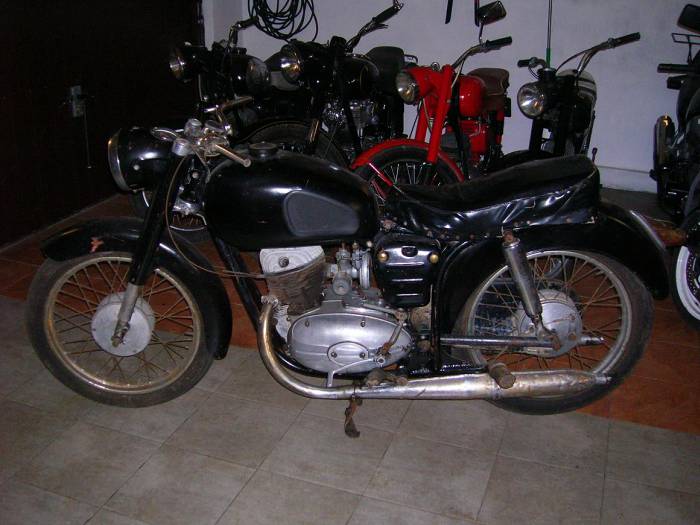 pannonia 250 sprzedam motocykl zabytkowy. motocykl do renowacji. brak dokumentacji.  wojewdztwo witokrzyskie opuszno motorrad verkaufen motorcycle sale. motorrad verkaufen motorcycle sale