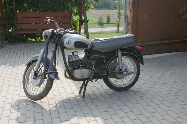 shl m11w sprzedam motocykl turystyczny. sprzedam shl m11w prod. 1968 rok.motocykl jest kompletny nie posiada dokumentw.silnik wiatr 175cm .numery silnika i ramy zgodne z tabliczk ... >>  wojewdztwo maopolskie lubcza motorrad verkaufen motorcycle sale. motorrad verkaufen motorcycle sale